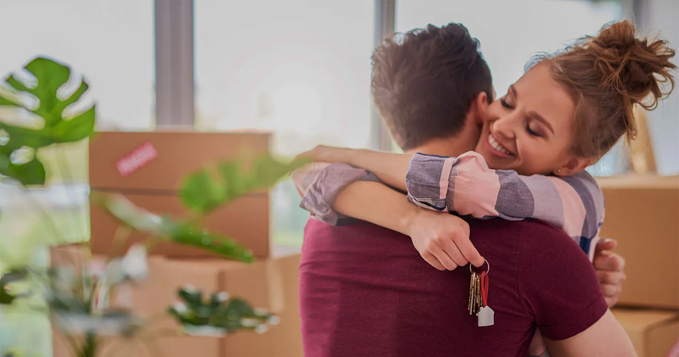 Casal Feliz Com As Chaves Do Novo Apartamento